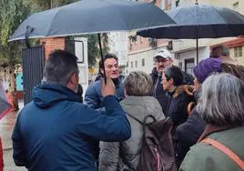 El alcalde, hablando este lunes con vecinos, madres y padres del colegio Jesús y María.