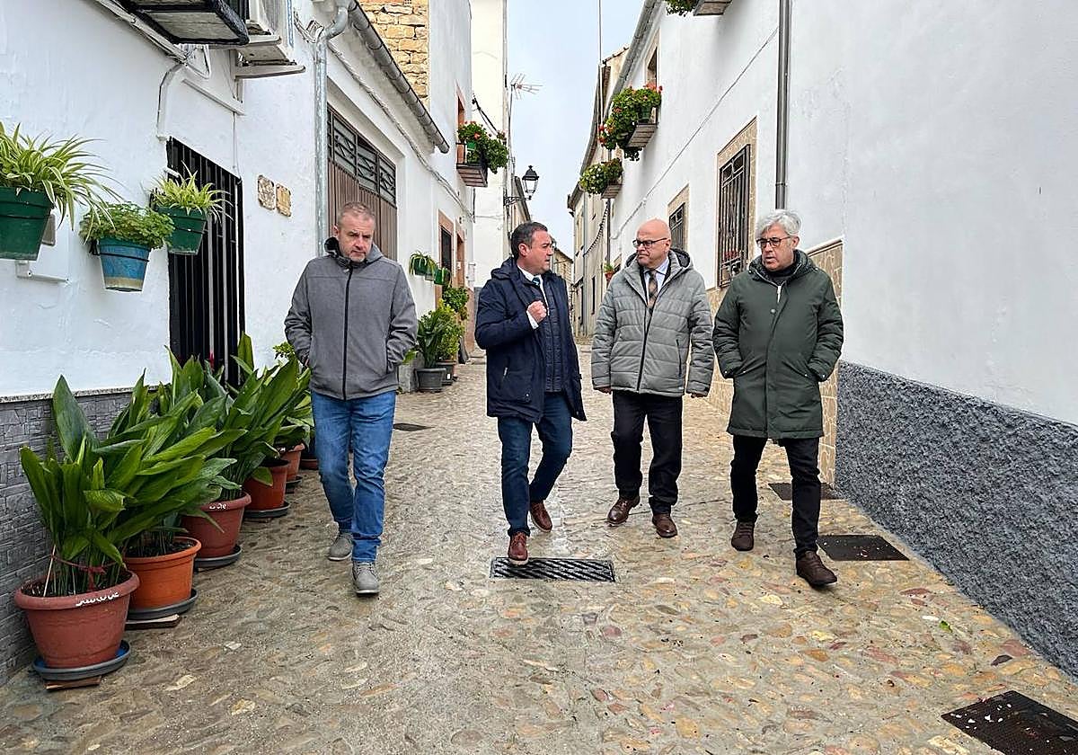 Visita del subdelegado del Gobierno a Sabiote acompañado por el alcalde.