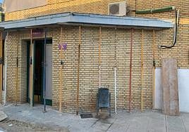 Uno de los accesos al pabellón polideportivo de La Salobreja, apuntalado.