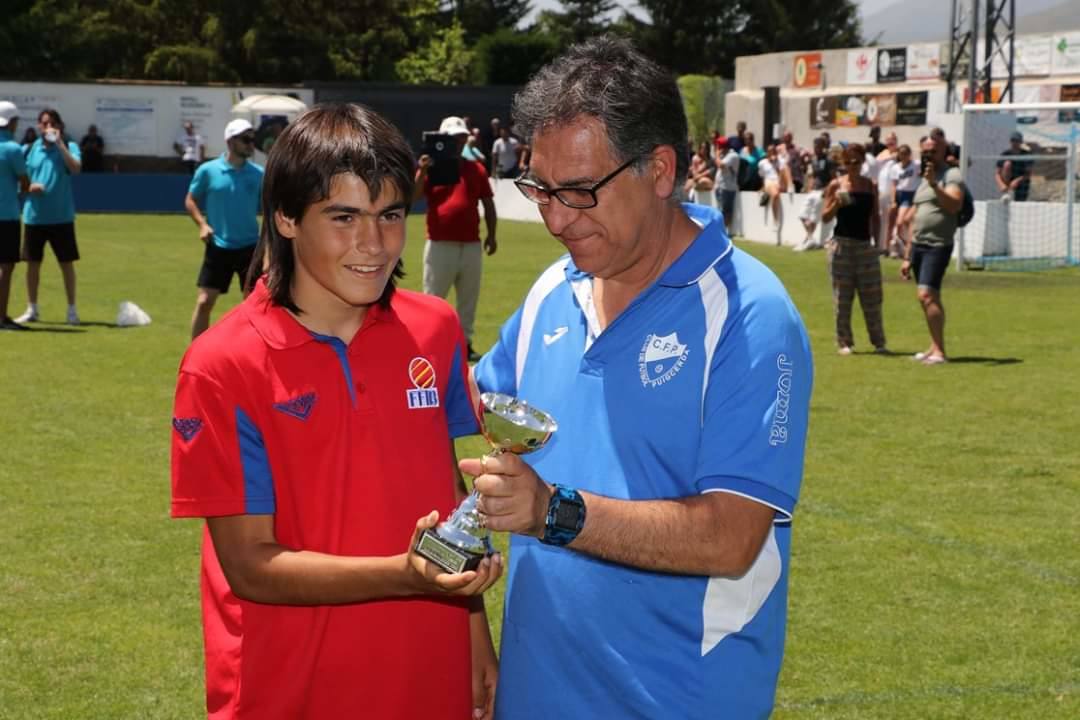 El ahora rojiblanco recibiendo el galardón en la Pyrenees Cup.