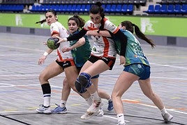 Lucía Montellano encara a desde la posición de pivote