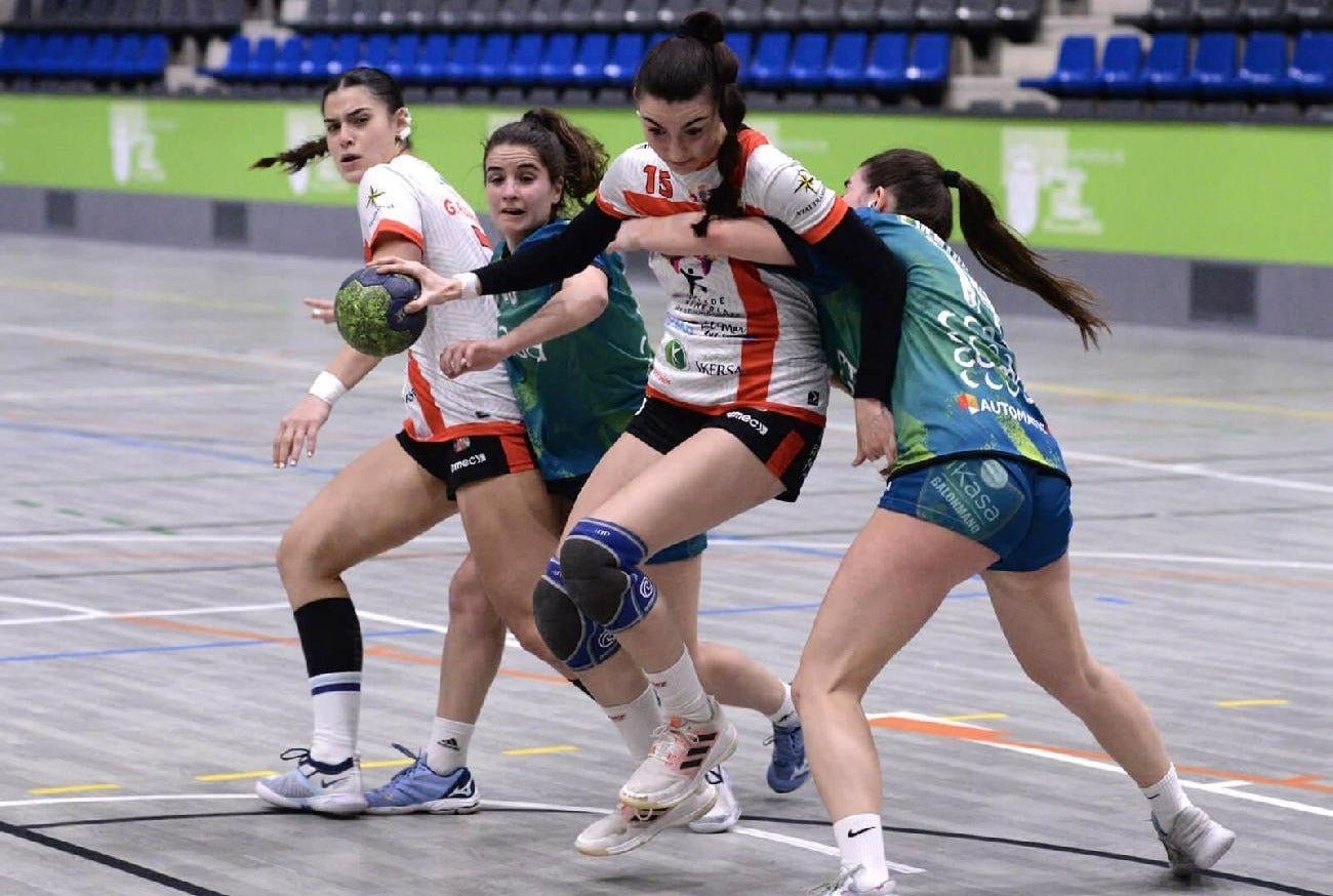 Lucía Montellano encara a desde la posición de pivote