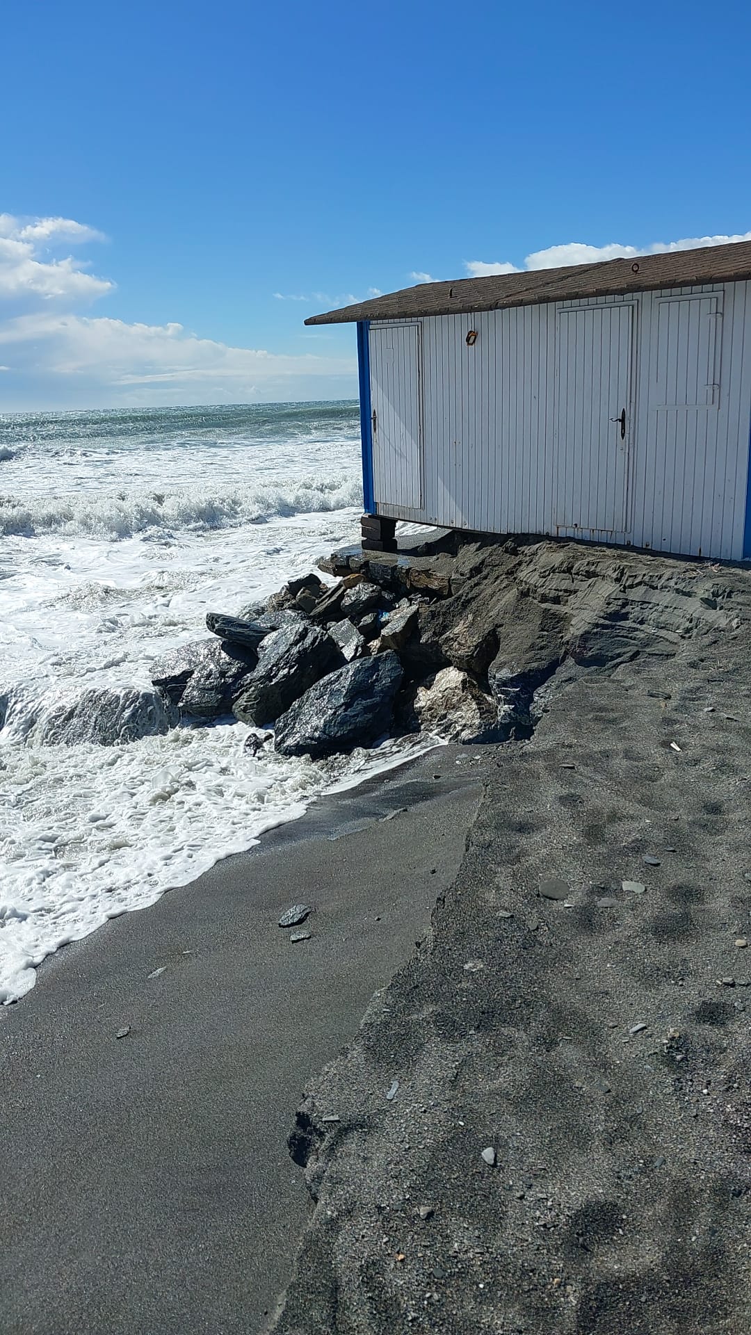 Las imágenes de un nuevo destrozo en Playa Granada y Salobreña