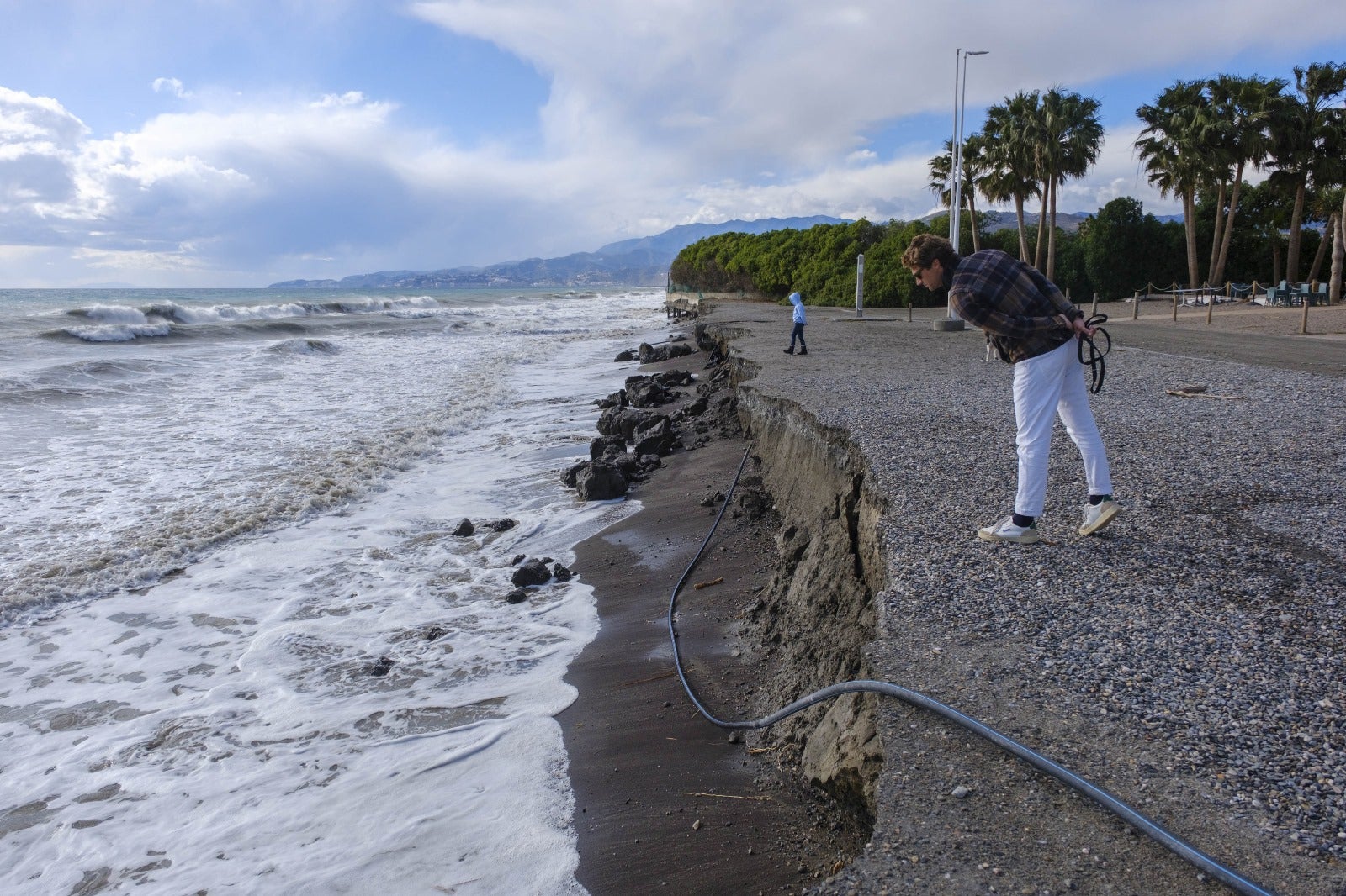 Las imágenes de un nuevo destrozo en Playa Granada y Salobreña