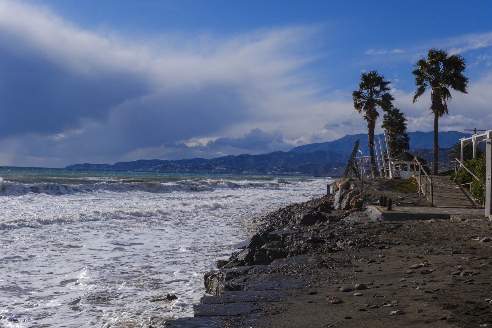 Las imágenes de un nuevo destrozo en Playa Granada y Salobreña