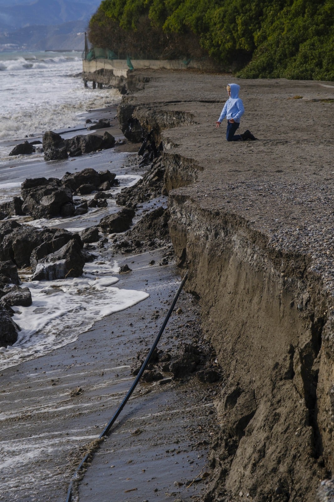 Las imágenes de un nuevo destrozo en Playa Granada y Salobreña