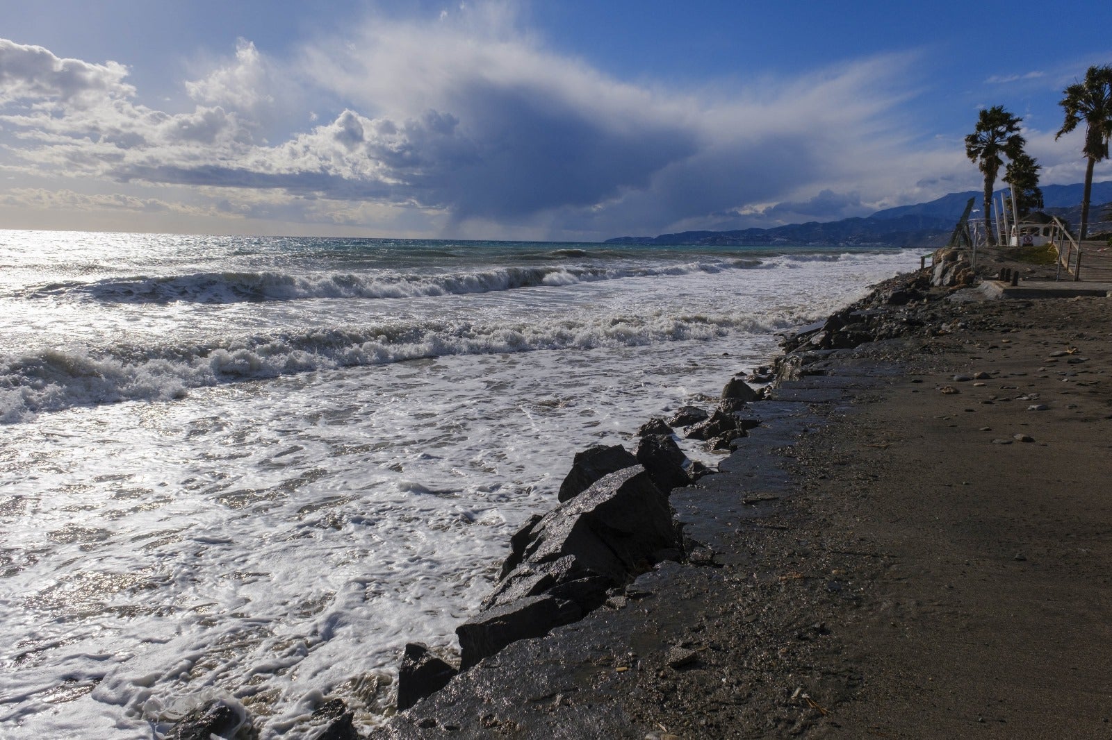 Las imágenes de un nuevo destrozo en Playa Granada y Salobreña