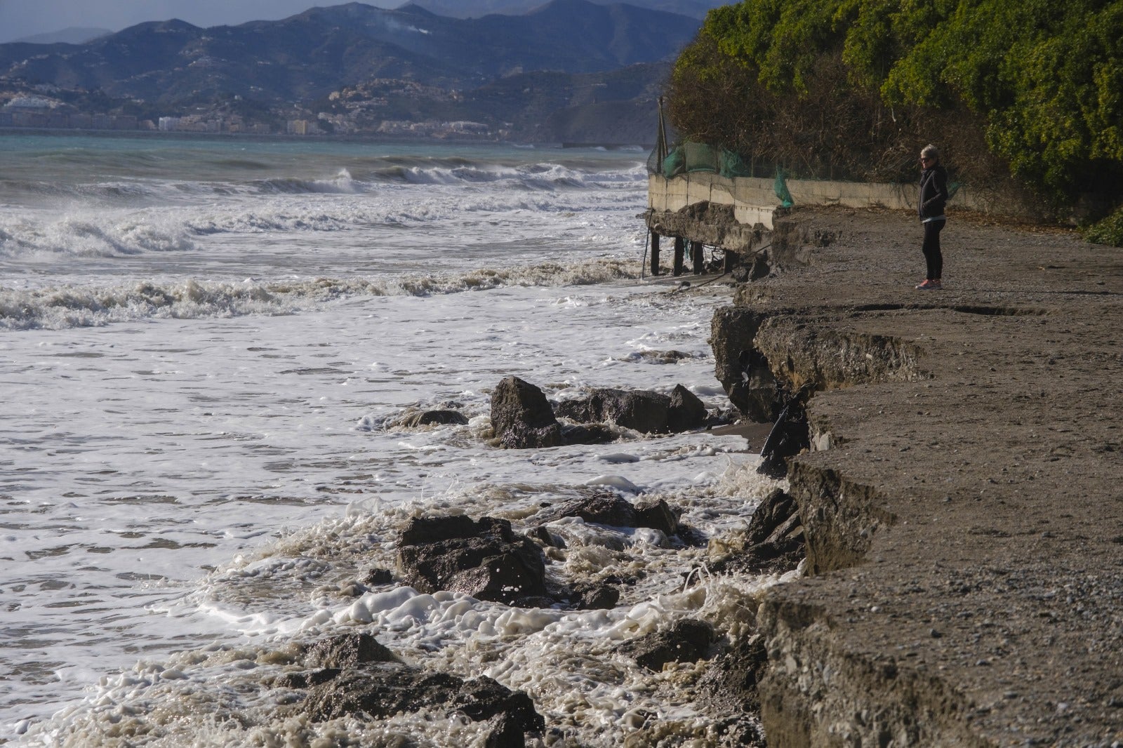 Las imágenes de un nuevo destrozo en Playa Granada y Salobreña