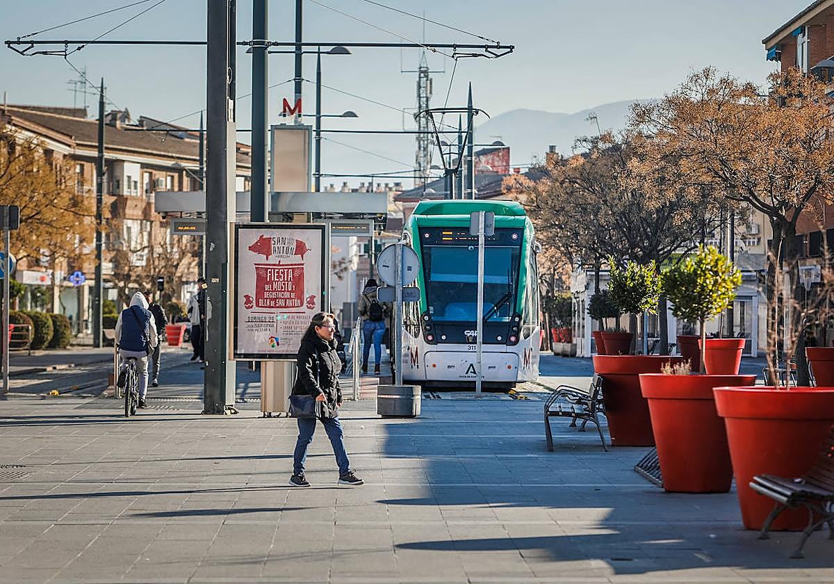 Metro de Granada a su paso por Armilla