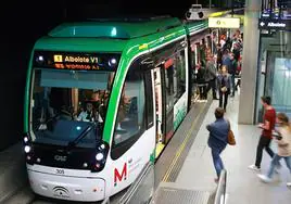 Viajeros bajan y suben a un convoy del metro de Granada en una de sus paradas.