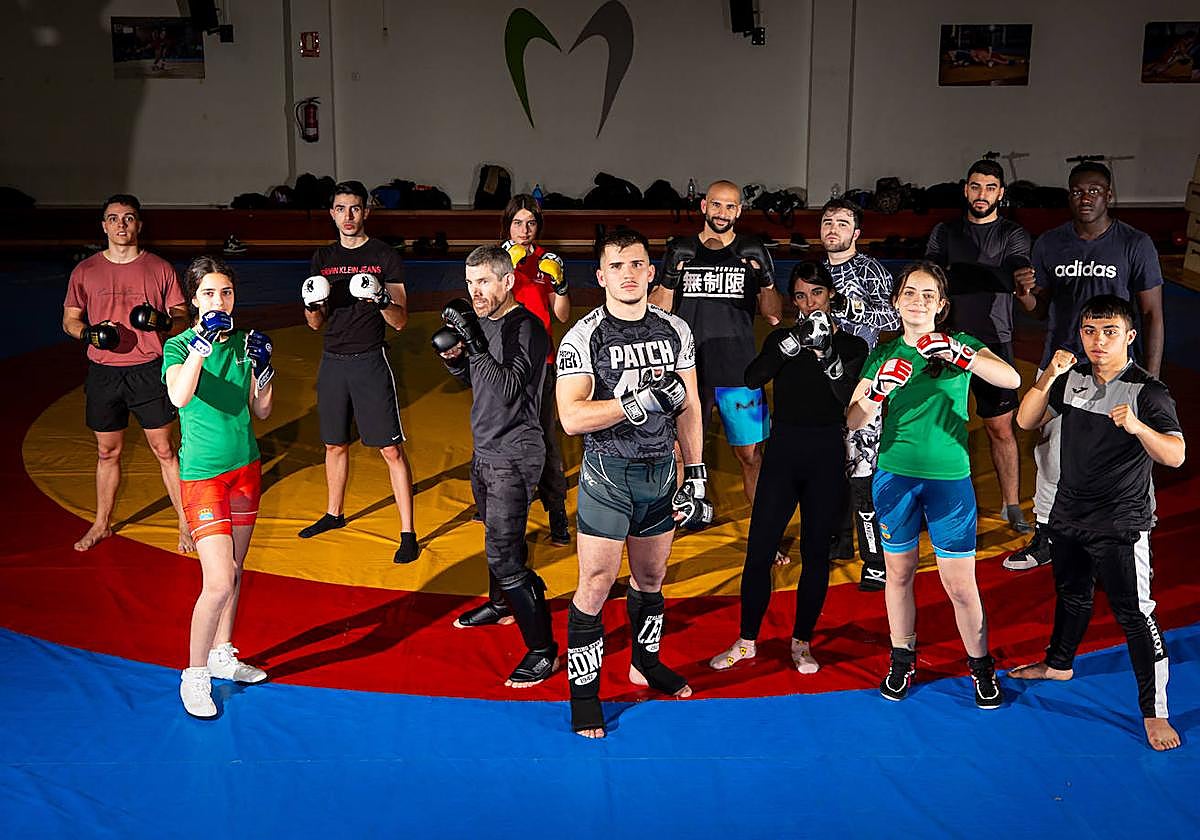 Los luchadores de MMA del club de Maracena, antes de iniciar un entrenamiento.