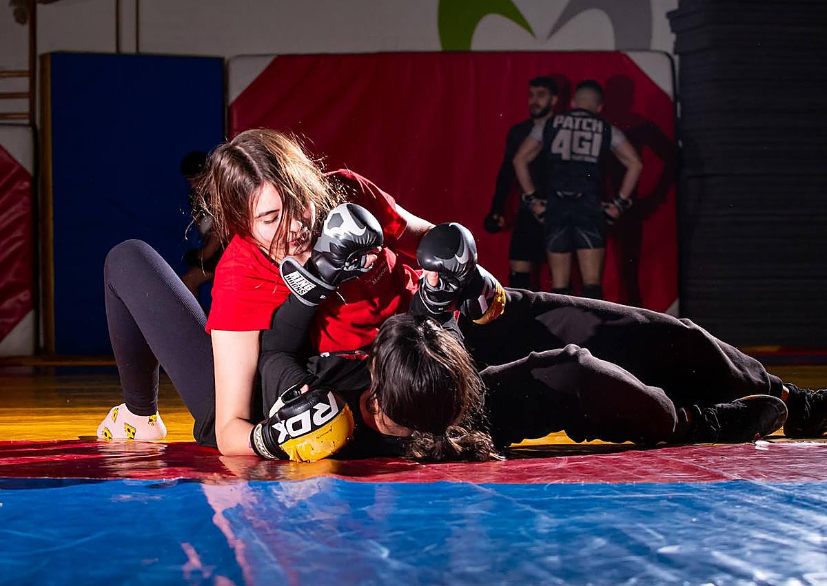 Imagen secundaria 1 - Varios deportistas de la esceula de luchas de Maracena, durante un entrenamiento de MMA.