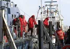 Imagen de archivo de un grupo de personas recién llegadas al Puerto de Almería tras ser rescatadas en el mar.