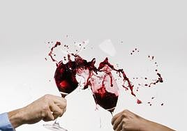 Sorprende a una pareja de ladrones en su autocaravana bebiendo vino en San Valentín