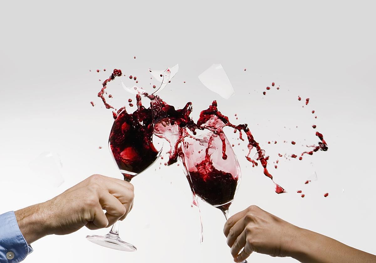 Sorprende a una pareja de ladrones en su autocaravana bebiendo vino en San Valentín