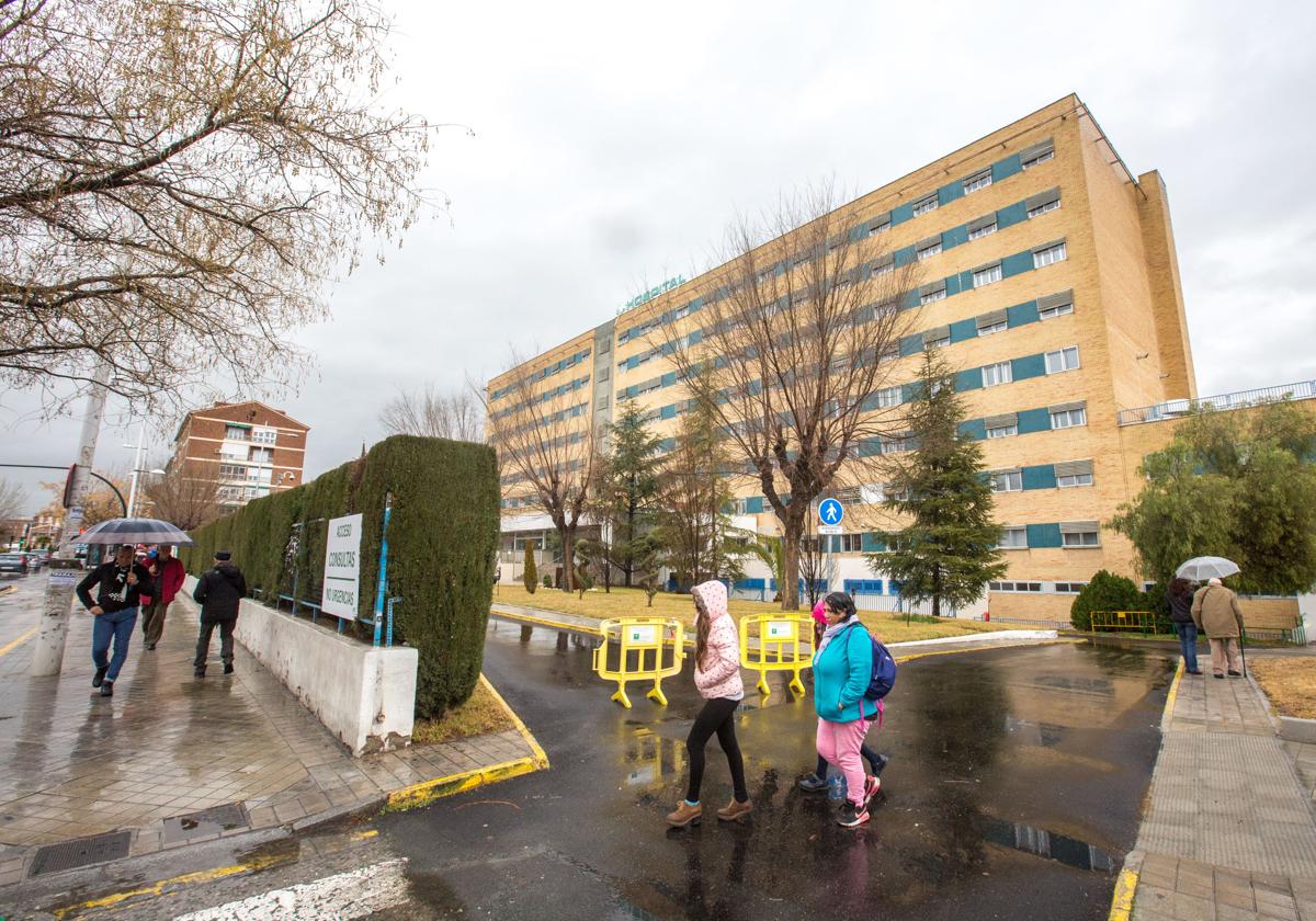 Entrada al servicio de Urgencias del Hospital de Neurotraumatología de Granada