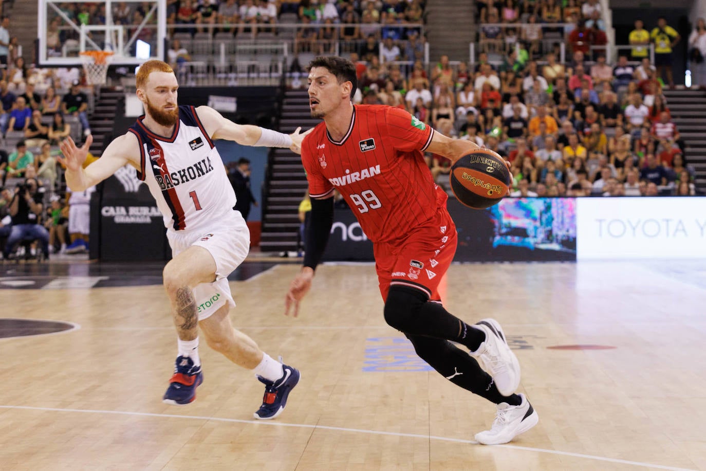 Yiftach Ziv frente a Mannion, otro 'cortado' en el Baskonia por bajo rendimiento.