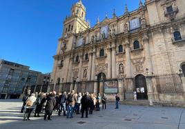 Turistas durante una visita a la Catedral de Jaén.