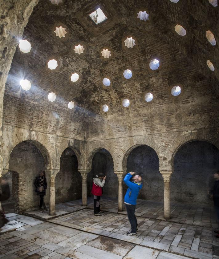 Imagen secundaria 2 - Arriba, el Palacio Dar al-Horra; debajo, alberca de Casa Zafra e interior de El Bañuelo.