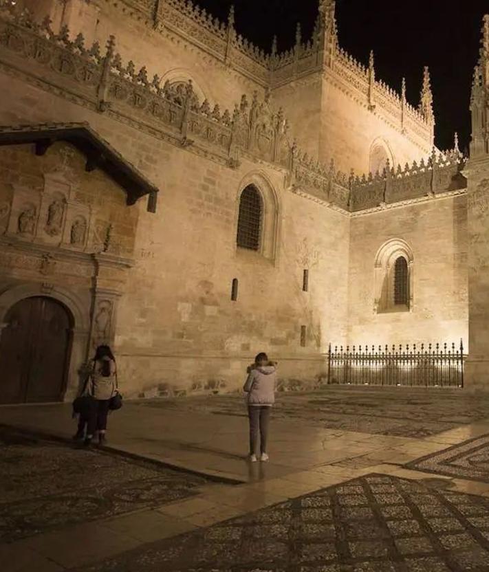 Imagen secundaria 2 - La Catedral de Granada, por fuera y por dentro, y el exterior de la Capilla Real.