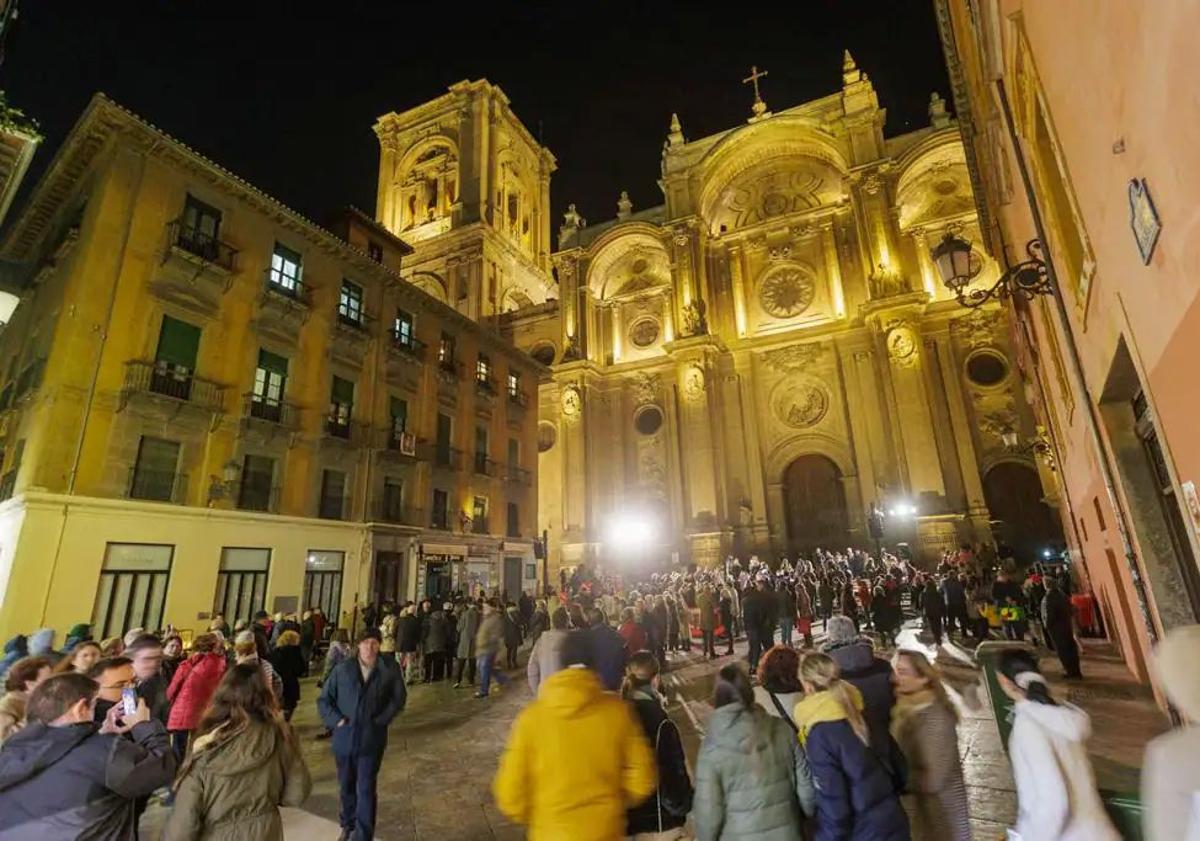 Imagen principal - La Catedral de Granada, por fuera y por dentro, y el exterior de la Capilla Real.