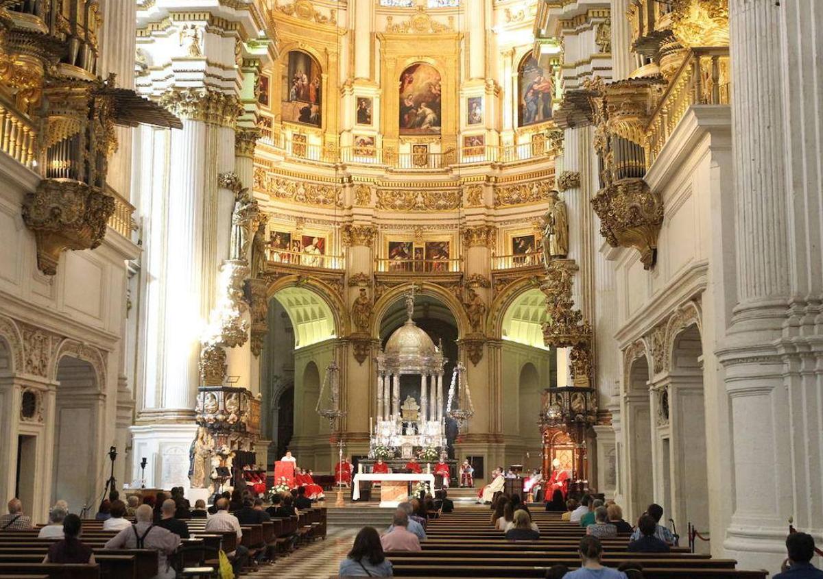 Imagen secundaria 1 - La Catedral de Granada, por fuera y por dentro, y el exterior de la Capilla Real.