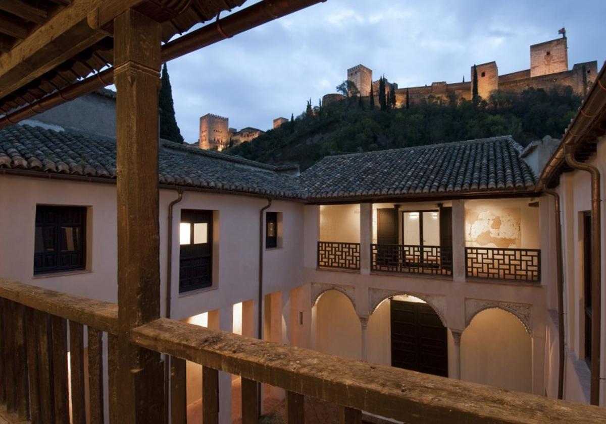 Imagen principal - La Alhambra vista desde la Casa de Zafra, jardines del Cuarto Real y arco de la Casa de Horno de Oro.