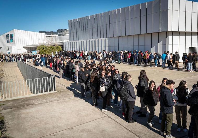 Las colas para acceder al Parque de las Ciencias se prolongaron desde el punto de la mañana hasta el mediodía.