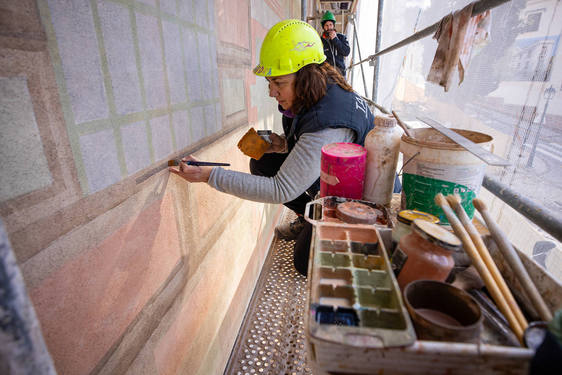 Los trabajos de restauración de las pinturas afectan a 250 metros cuadrados de fachadas de San Cecilio.