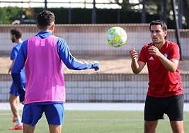 El técnico celeste durante una sesión de trabajo, donde sólo pudo actuar.
