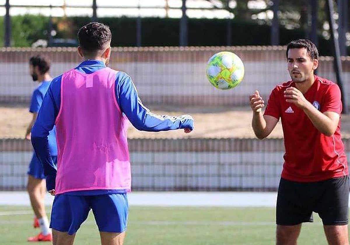 El técnico celeste durante una sesión de trabajo, donde sólo pudo actuar.