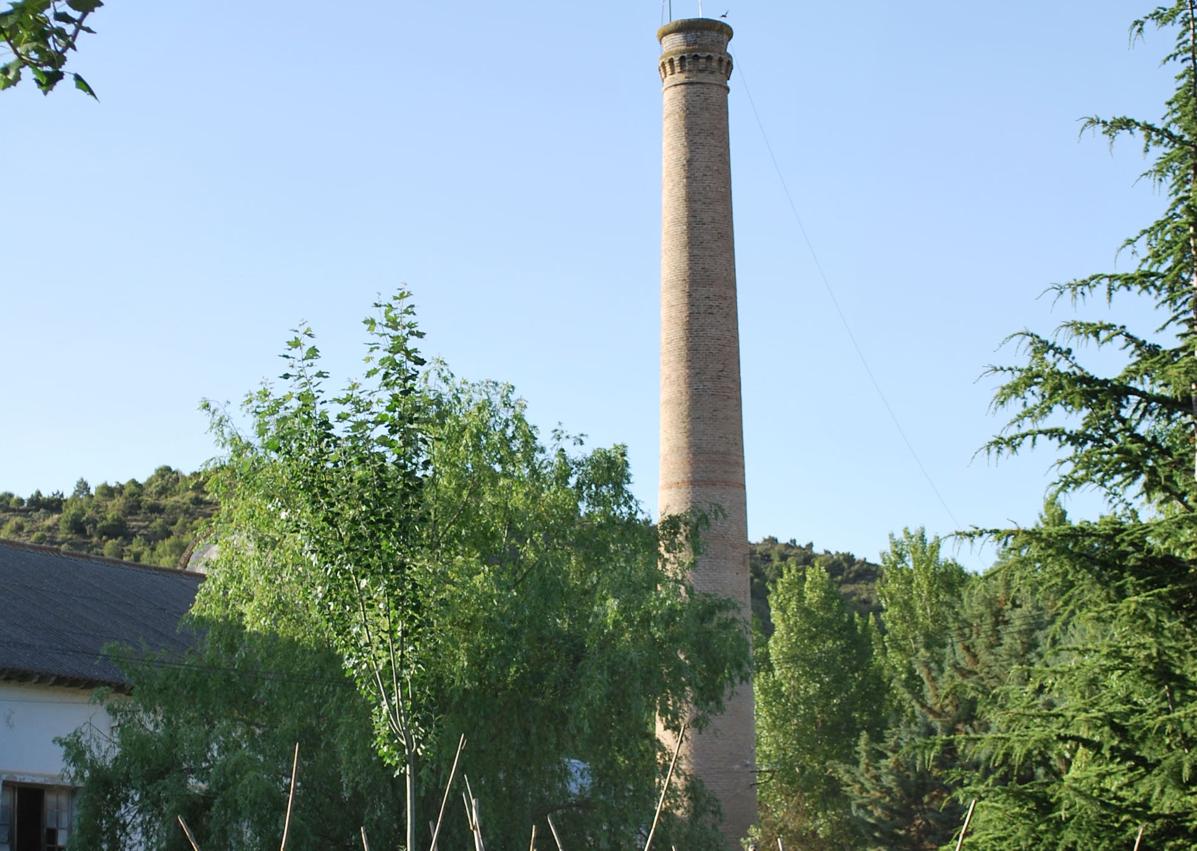 Imagen secundaria 1 - Arriba, el horno de miera; abajo, la chimenea de la fábrica y un antiguo horno que aún se conserva.