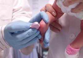 El cribado neonatal es una prueba básica de detección precoz.