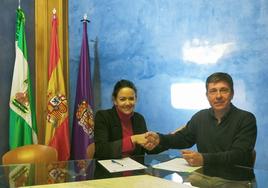 María Segovia y Rafael Ramos firman el convenio.