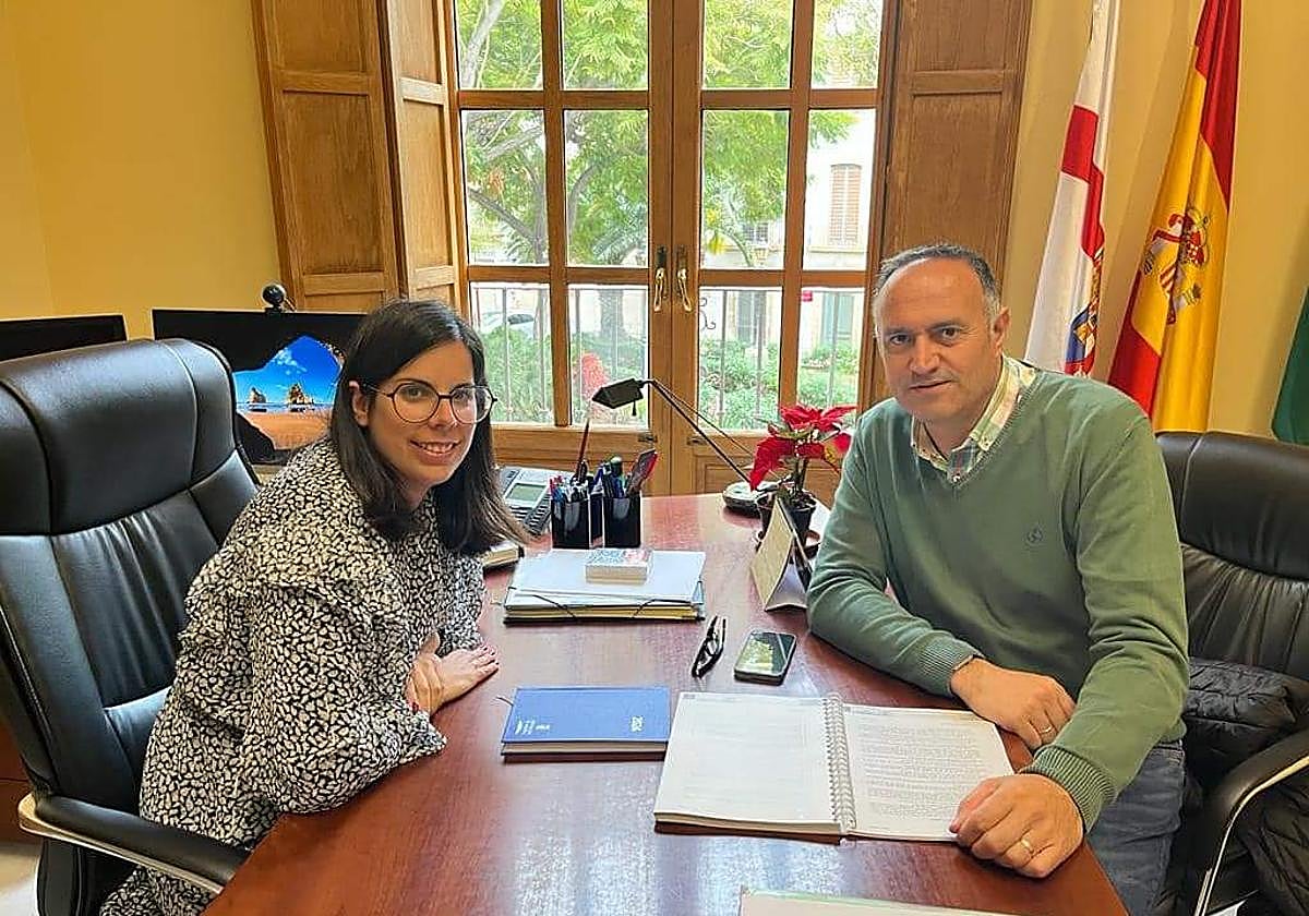 Reunión del alcalde de Felix, Baldomero Martínez con la diputada delegada de Cultura, Cine e Identidad Almeriense, Almudena Morales.