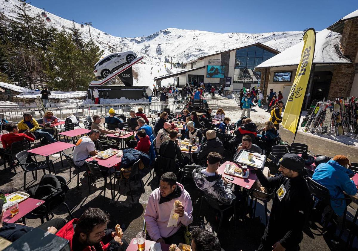 La nieve y las pistas abiertas deja un ambiente magnífico en la estación de esquí de Granada.