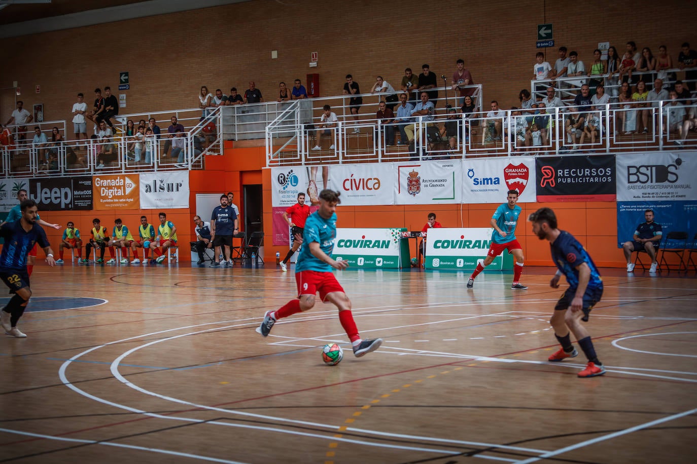 Un jugador del Sima Granada conduce el balón.