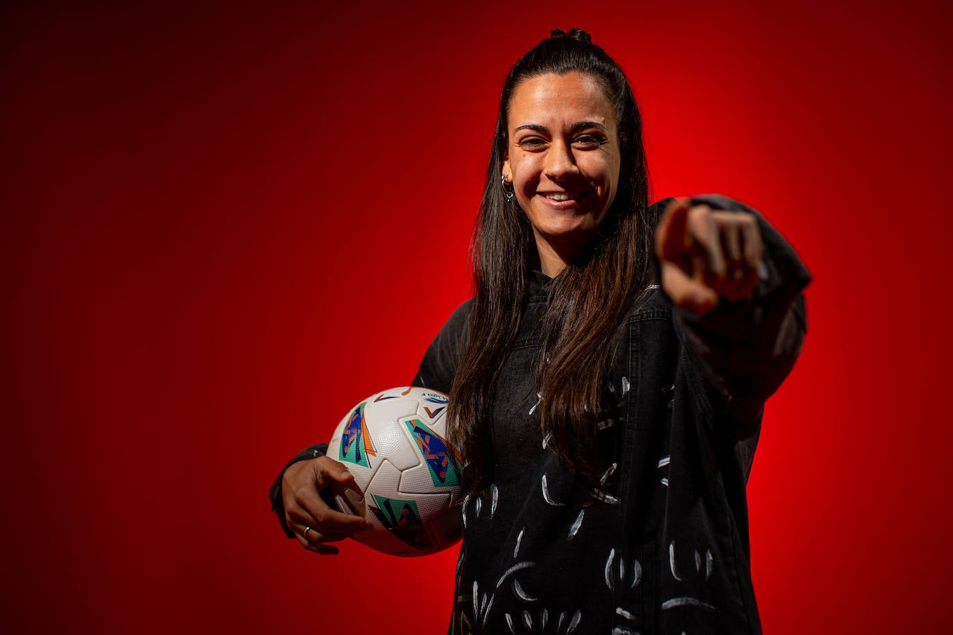 Isa Álvarez señala a la cámara de IDEAL.