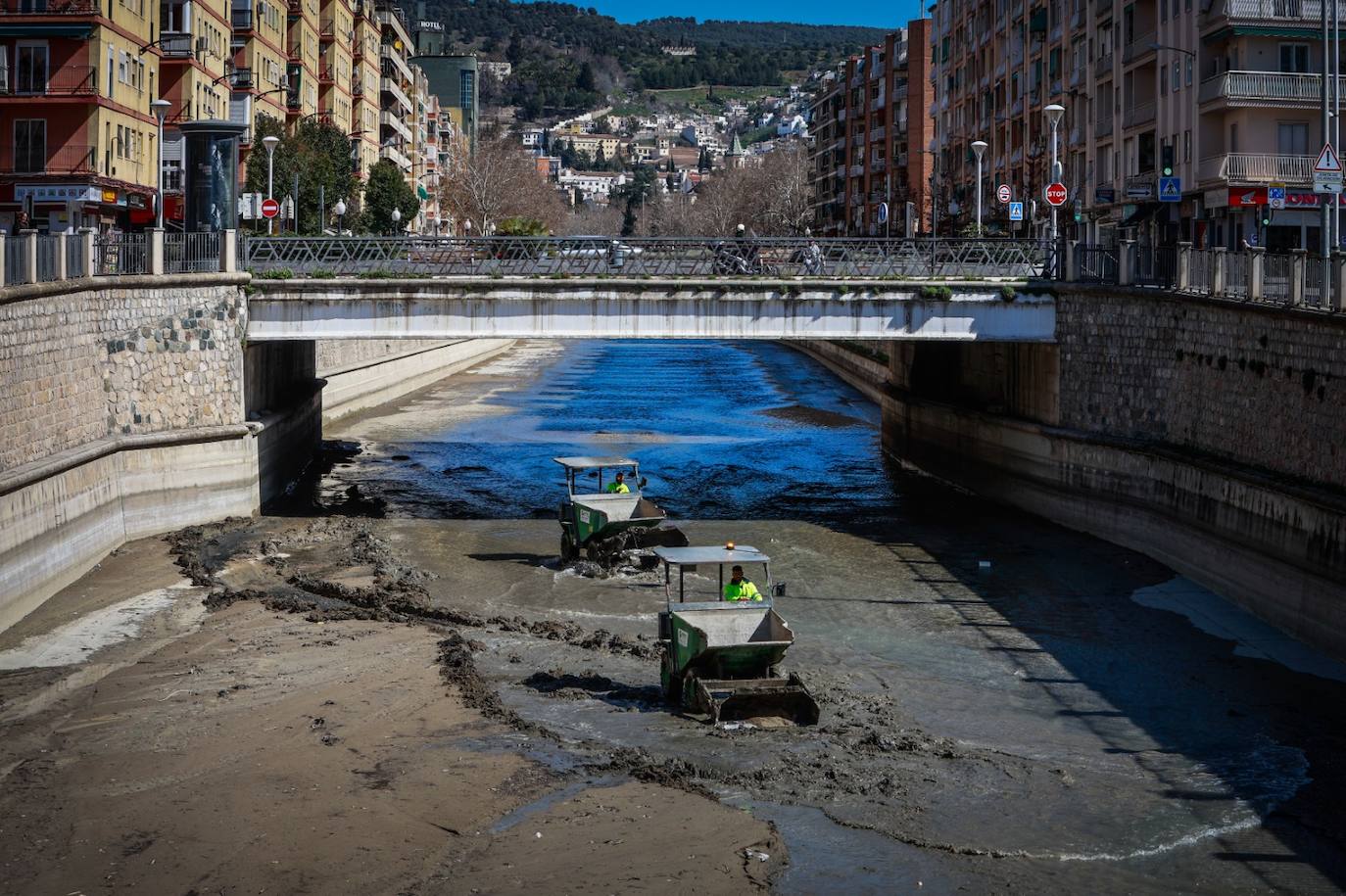 Operarios de Emasagra realizan tareas de limpieza en el río Genil.