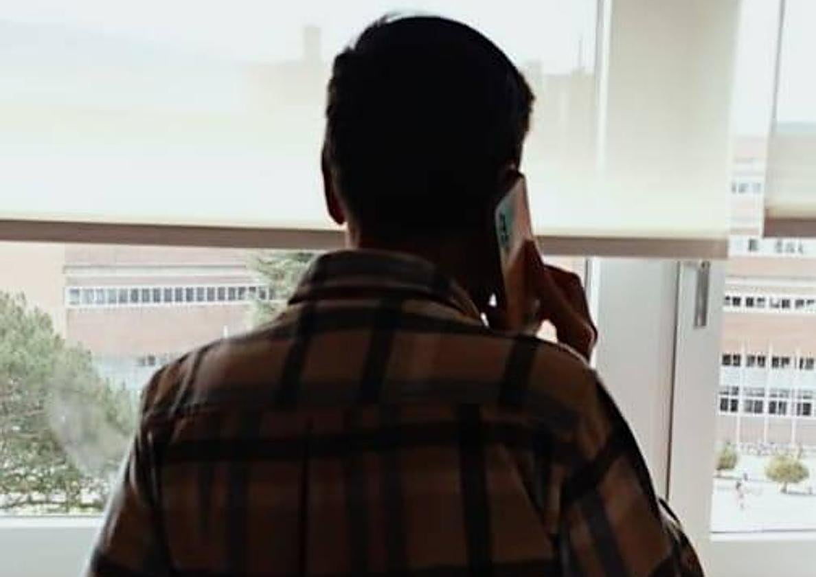 El afectado posa con su móvil después de recuperarlo.