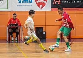 Un jugador del Sima Granada se dispone a pasar el balón.