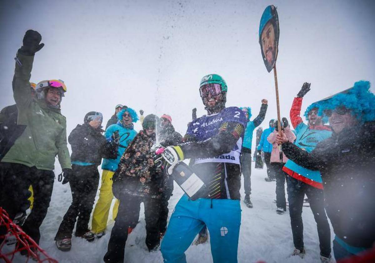 Lucas Eguibar celebra su participación en la primera Copa del Mundo del fin de semana en Sierra Nevada con sus amigos y familiares.