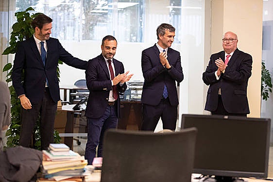 Antonio González felicita a Quico Chirino mientras Fernando Belzunce y Eduardo Peralta aplauden.