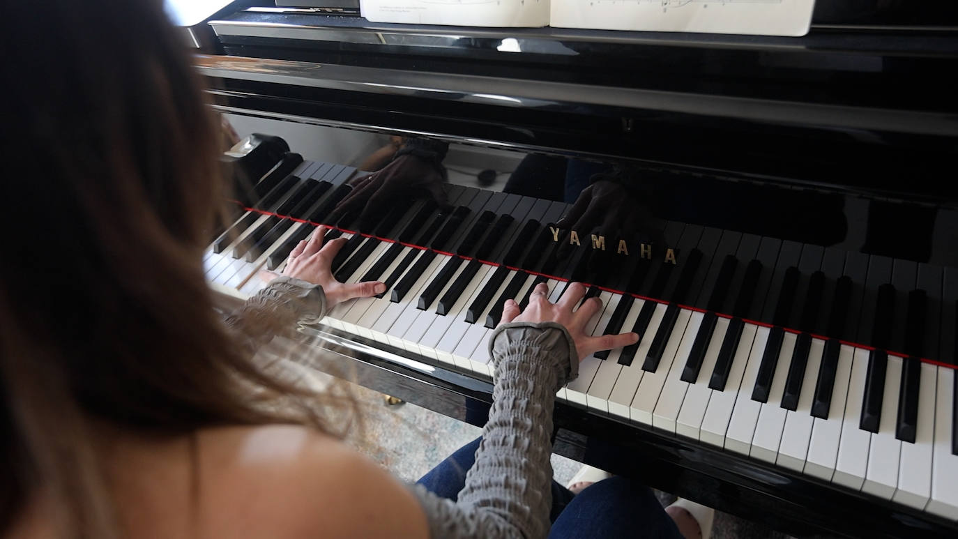 Myriam ensaya en casa con un piano de cola Yamaha que le regalaron sus padres cuando tenía 19 años.