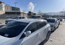 Los vehículos aparcados sobre la acera, junto al Clínico, fueron denunciados ayer por la mañana.