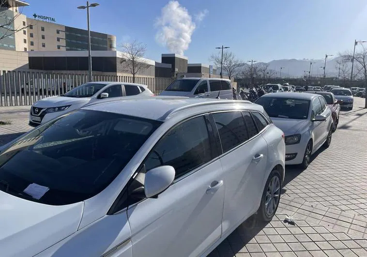 Multan a treinta y cinco vehículos por aparcar mal junto al Clínico de Granada