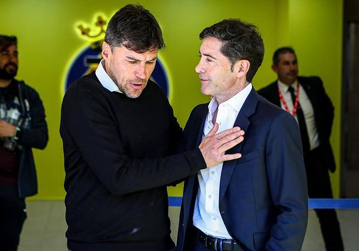 Marcelino García Toral saluda a Alexander Medina antes del partido.