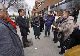 Concejales socialistas con vecinos de la avenida Federico García Lorca.