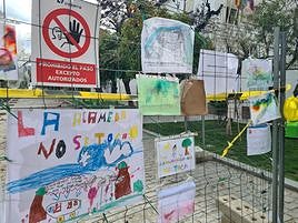 Carteles colocados en el futuro acceso al centro de salud, junto al colegio Jesús y María.