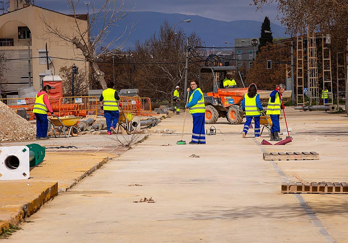 Trabajadores en el recinto ferial de Almanjáyar.